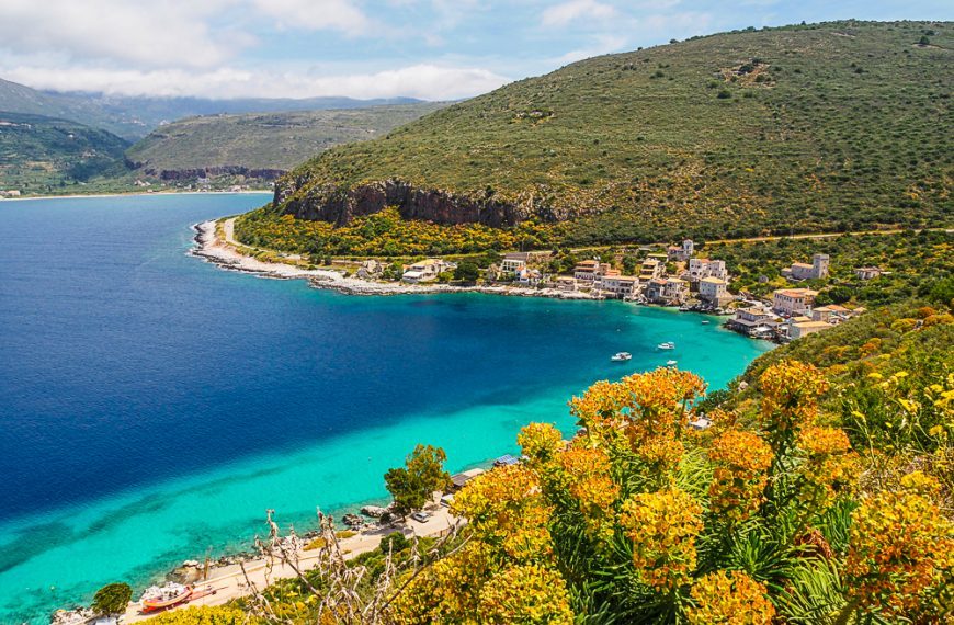 The Dyros Caves, Limeni and Neo Itilo