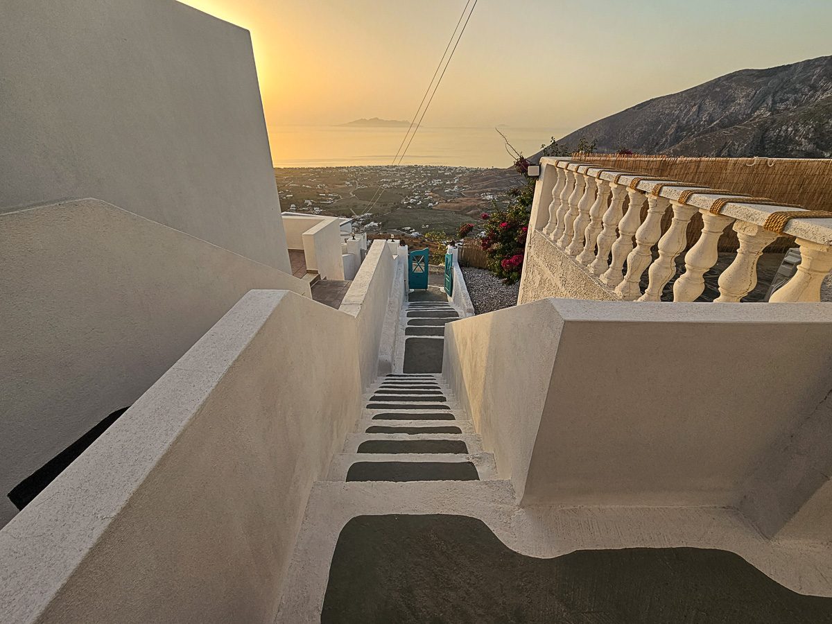Santorini: Gateway to Thirassia and Anafi – A Last-Minute Island Hop