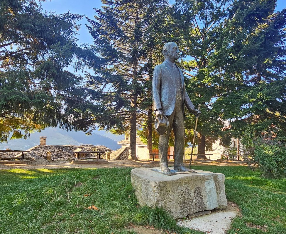 Statue Evangelos Averoff Totsitsas