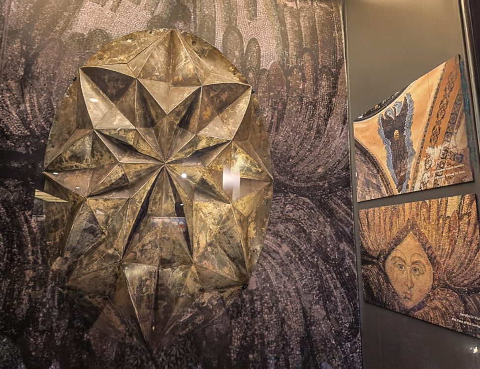 Guilt star to cover face of seraphim angels