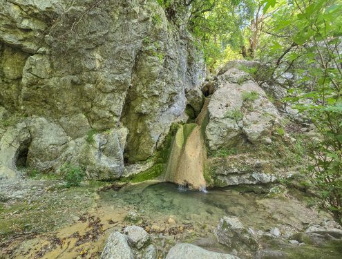 Small cascades leading up to Nidri Waterfall