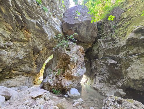 Boulders at Nidri waterfalls